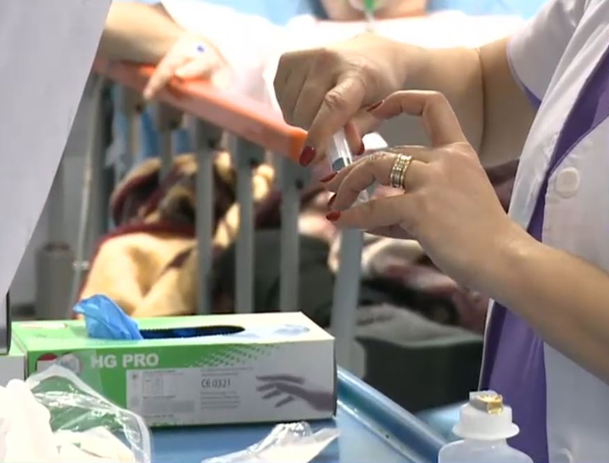 11 medici, amendați în scandalul infecțiilor nosocomiale de la spitalul din Târgu Jiu. Aveau microbi sub unghiile lungi și inele