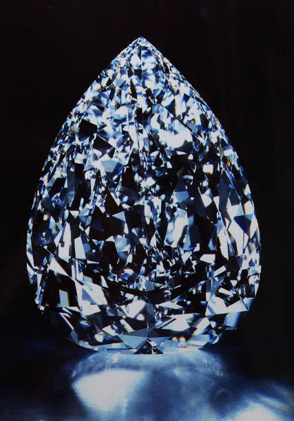 Un diamant albastru, extrem de rar, a fost vândut la licitaţie pentru 21,5 milioane de dolari