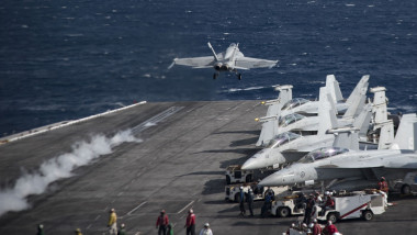 FA-18 Super Hornet decolând de pe un portavion american
