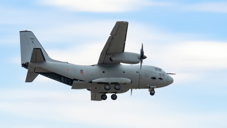 Zeci de români, repatriați din Iordania cu o aeronavă militară, pe fondul conflictului din Gaza. Printre ei, 13 copii bolnavi
