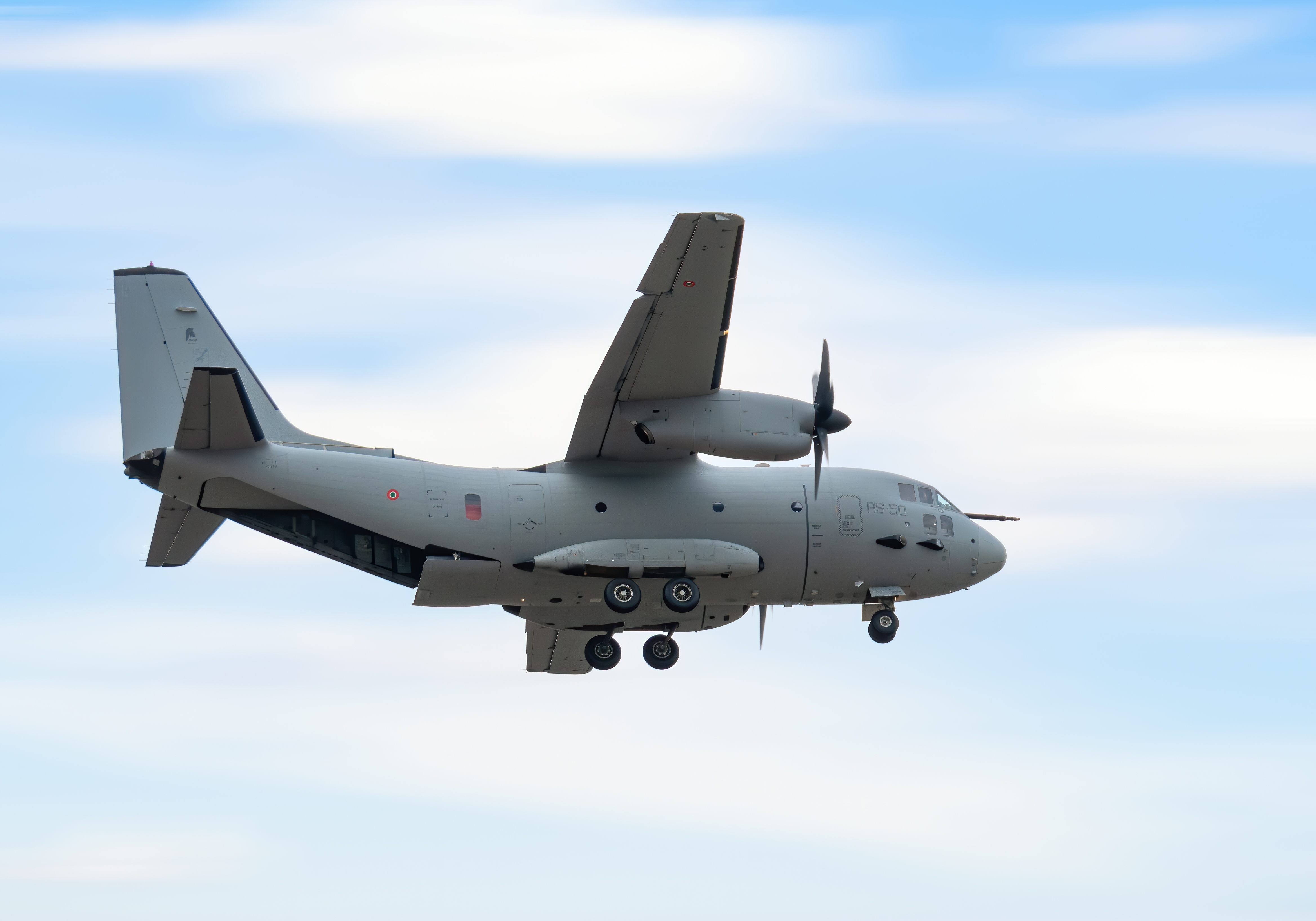Zeci de palestinieni, evacuați din Gaza și aduși în România cu o aeronavă militară. Printre ei, mai mulți copii bolnavi