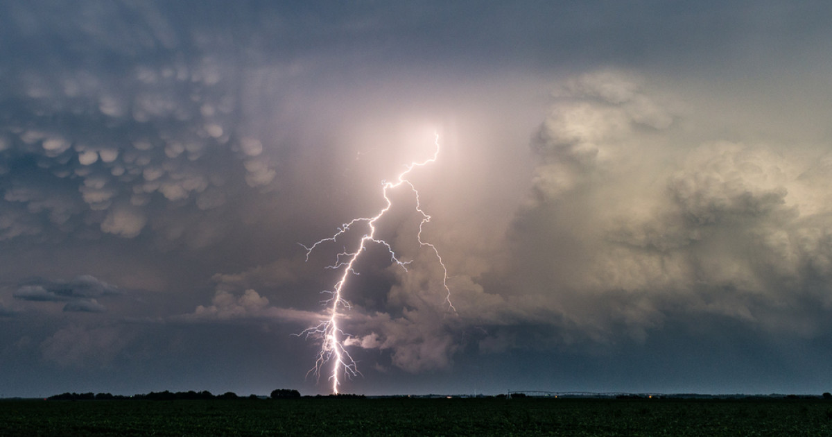 Cod roşu de vijelii puternice în patru județe din țară. Avertismentul meteorologilor