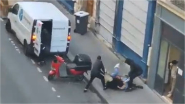 captură video din timpul unei tentative de răpire de pe o stradă din Paris