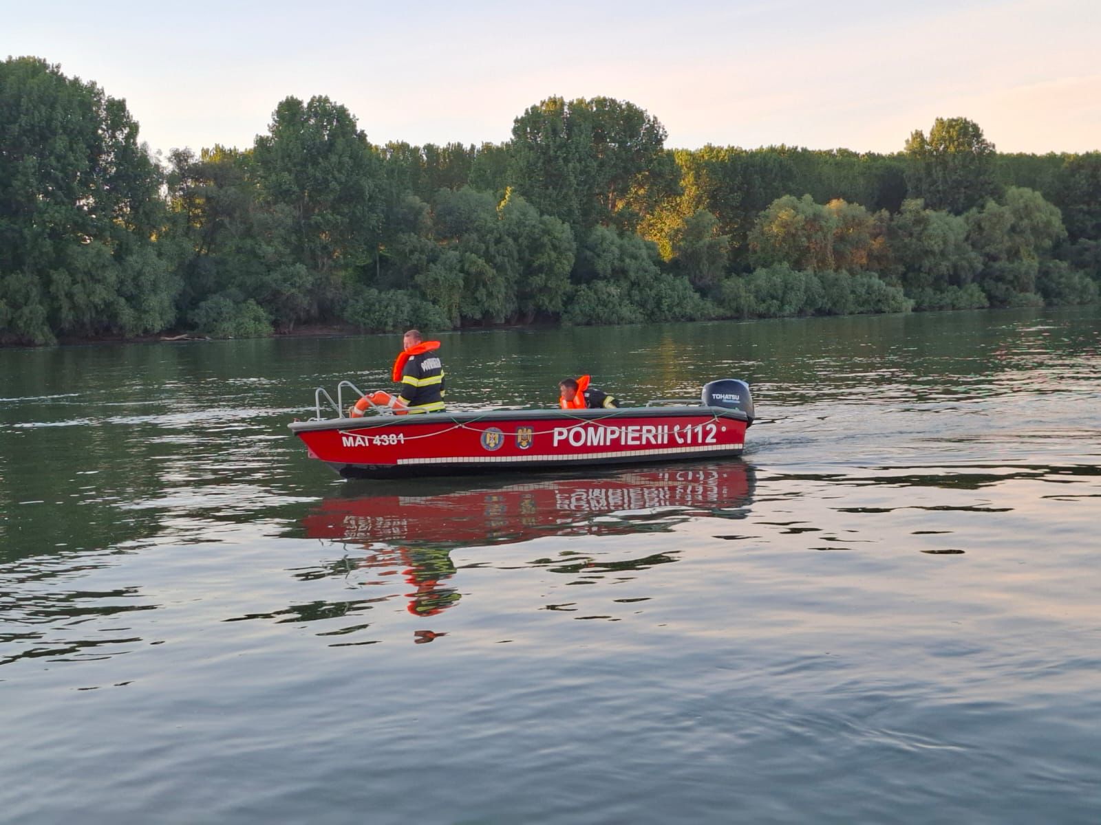 Accident pe Dunăre între 2 nave mai mici și o barjă. O persoană scoasă la mal, doi bărbați dispăruți. Căutările vor fi reluate joi