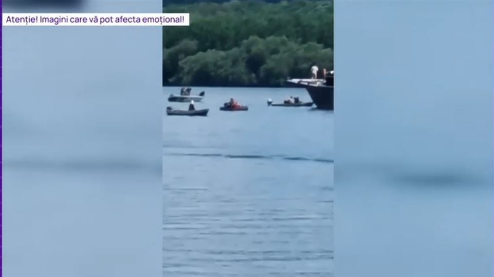 VIDEO Tragedie pe Dunăre: Momentul în care două bărci de pescari se ciocnesc cu o barjă. Unul dintre bărbații dispăruți este pompier