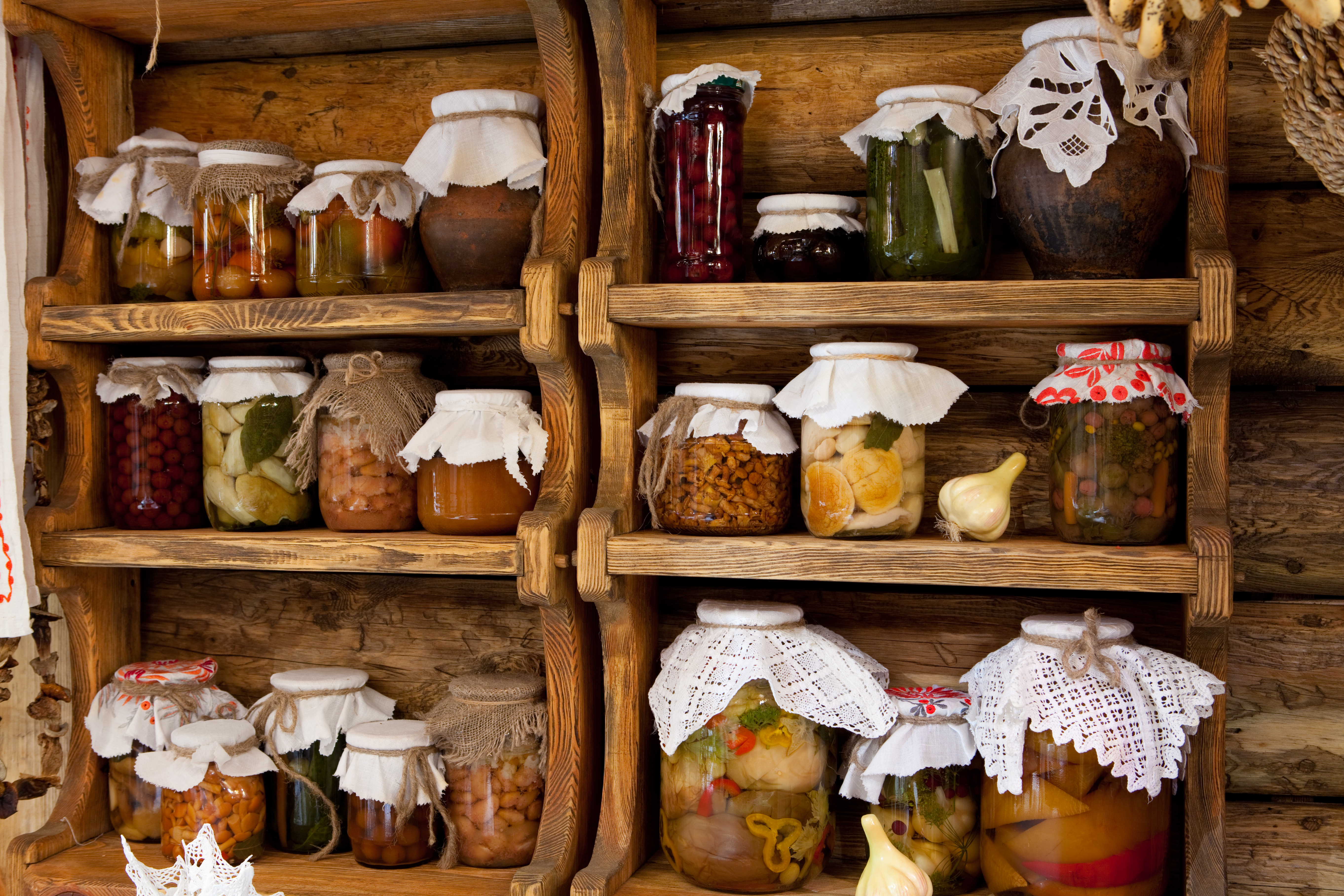 Caz de botulism în Dâmbovița: O femeie a fost internată după consumul de unei conserve preparate în gospodărie. Ce simptome prezintă