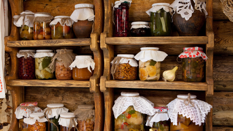 Caz de botulism în Dâmbovița: O femeie a fost internată după consumul de unei conserve preparate în gospodărie. Ce simptome prezintă