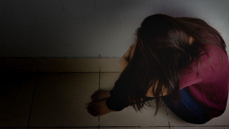 SUA: Adolescentă sechestrată și abuzată sexual timp de 7 ani de propriii părinți. Fata a fost ținută inclusiv într-o cușcă de câine