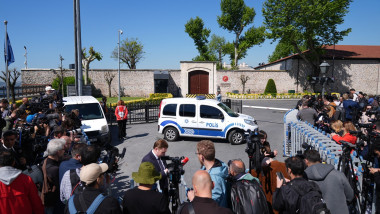 Zeci de jurnaliști se află în fața intrării în complexul Dolmabahce din Istanbul, în așteptarea începerii negocierilor de pace. Foto: Profimedia Images