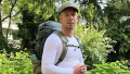 peter magyar cu sapca si rucsac in spate