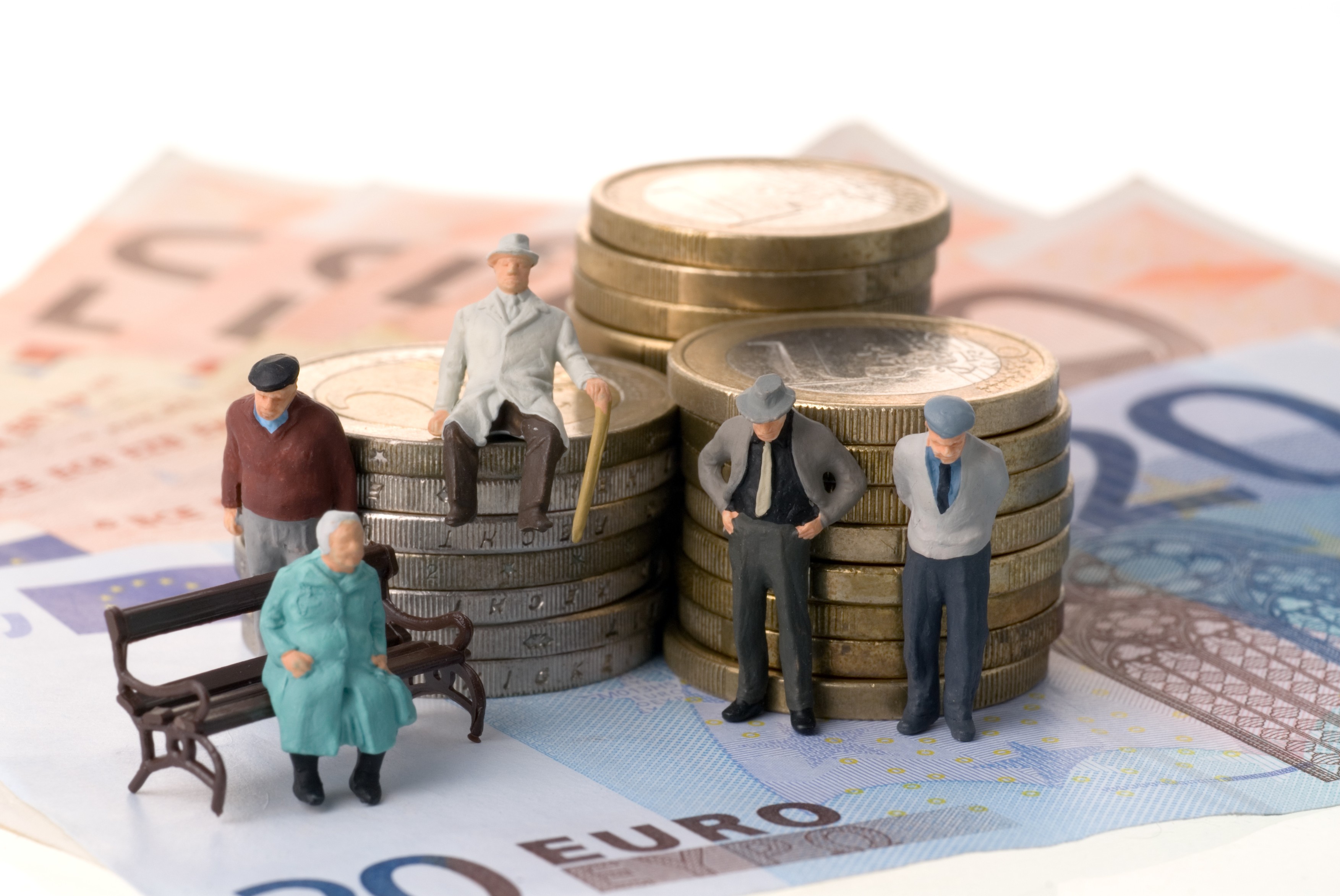 Legea pensiilor private a trecut de votul final al Parlamentului. Bolnavii de cancer nu vor mai putea retrage banii integral