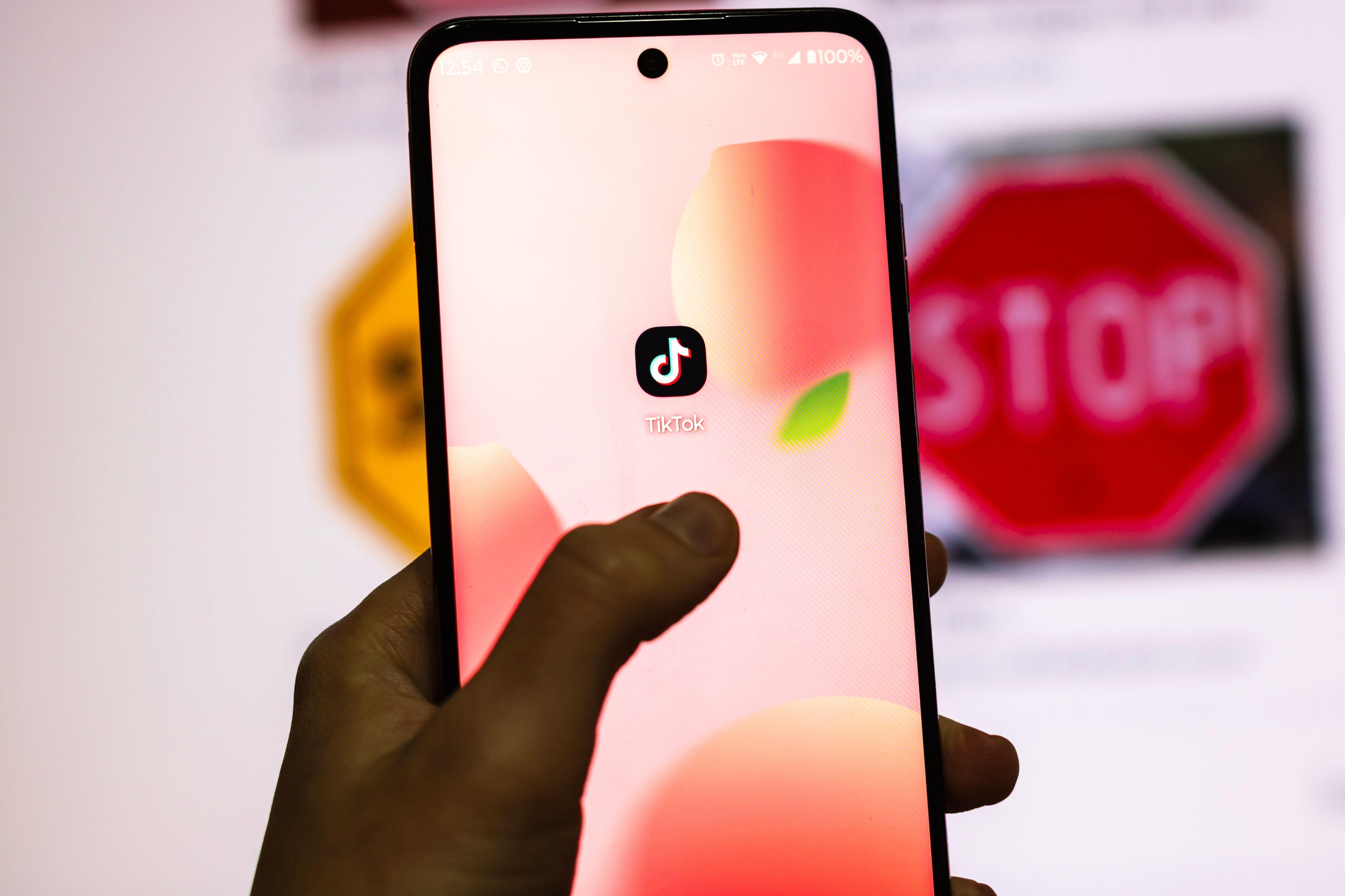 UE acuză TikTok de încălcarea legislației privind publicitatea online. Cum răspunde compania