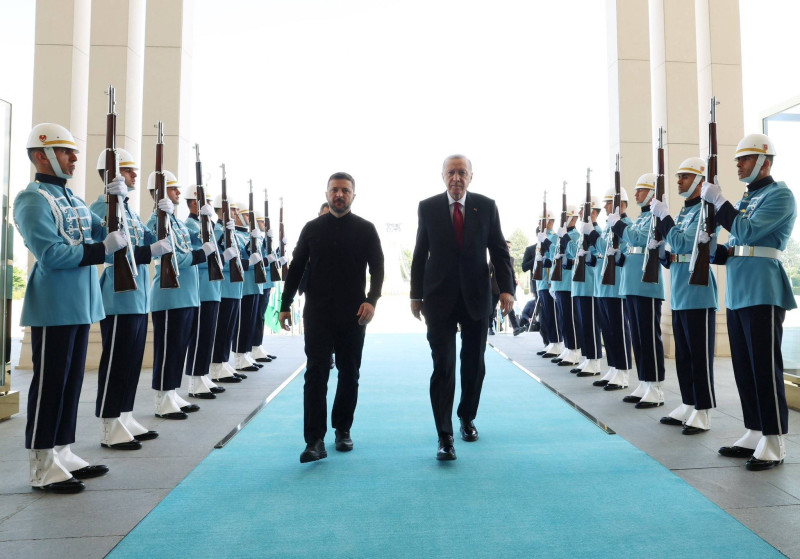 Turkish President Recep Tayyip Erdo?an receives with Ukrainian President Volodymyr Zelensky