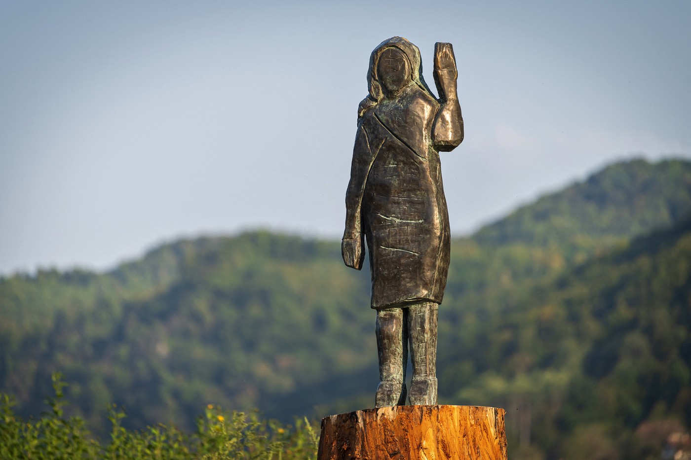 „Blestemul” statuilor din Slovenia ale Melaniei Trump: una a fost incendiată, a doua a dispărut