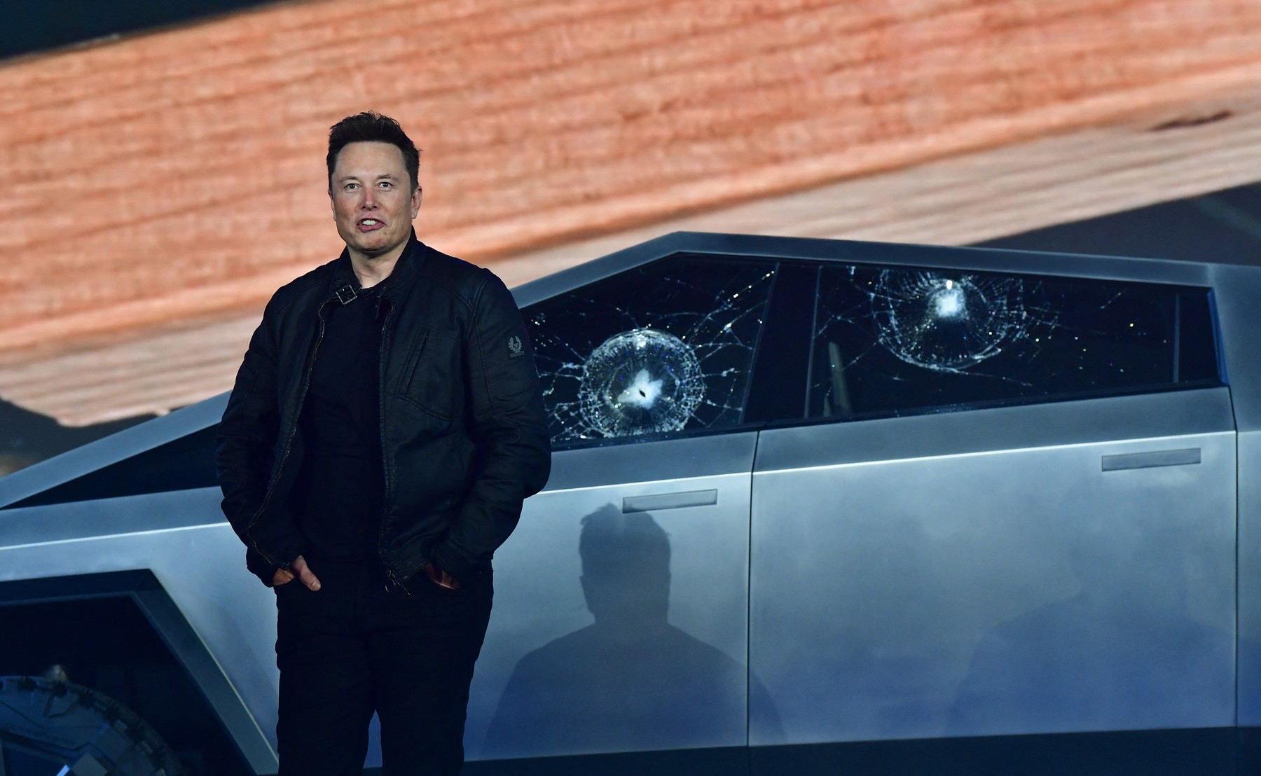 „Tancul” lui Elon Musk se scufunda: Cum s-a transformat Cybertruck din masina ideala pentru sfarsitul lumii in Titanicul automobilelor