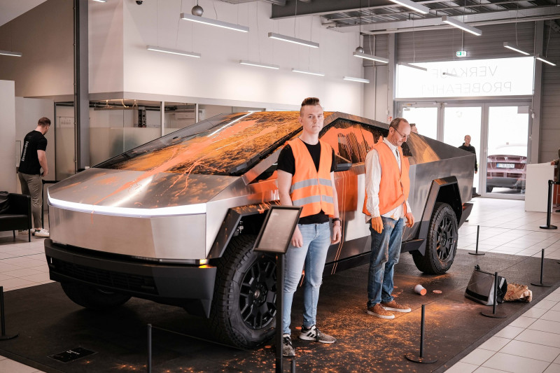 Letzte Generation smears Tesla Center in Hamburg
