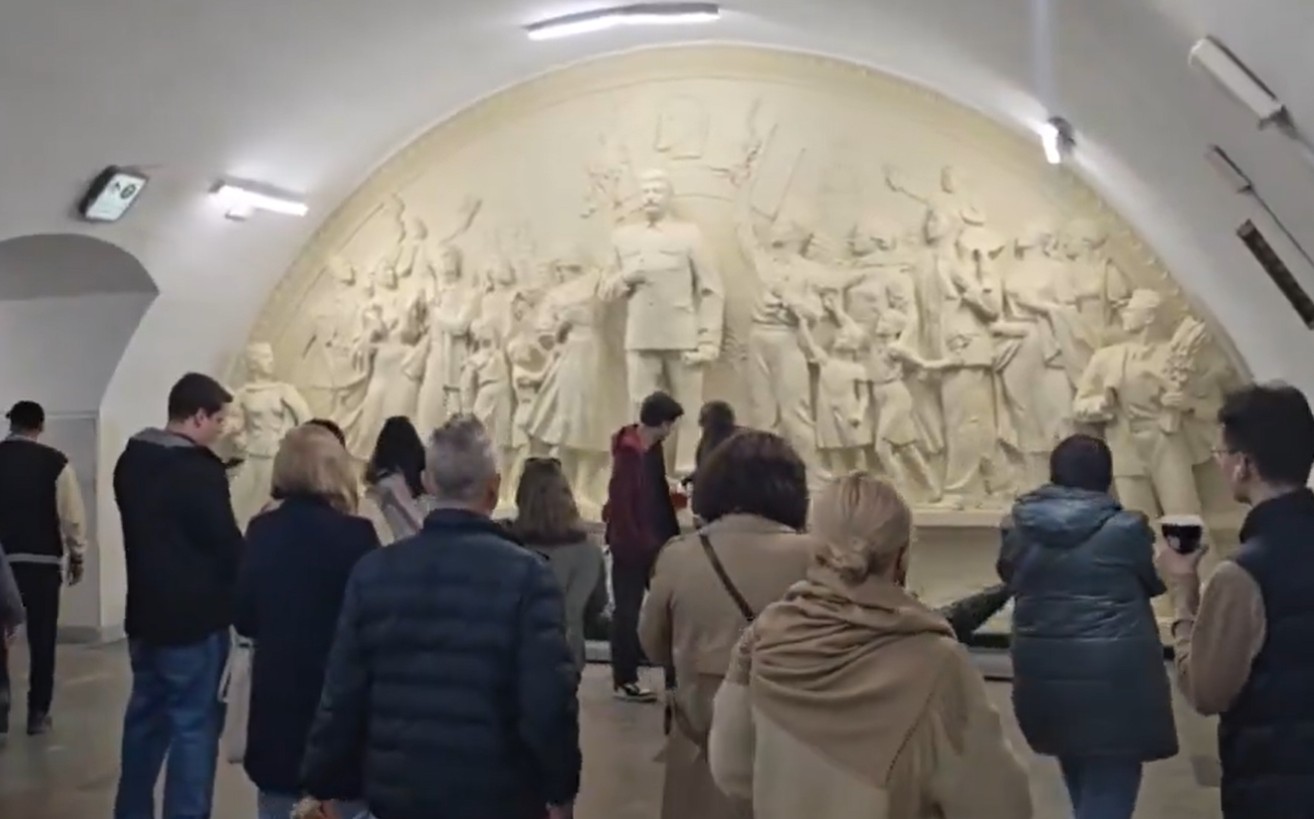 Rusia lui Putin revine la cultul personalității lui Stalin. O statuie a dictatorului sovietic a fost reinstalată la metroul din Moscova