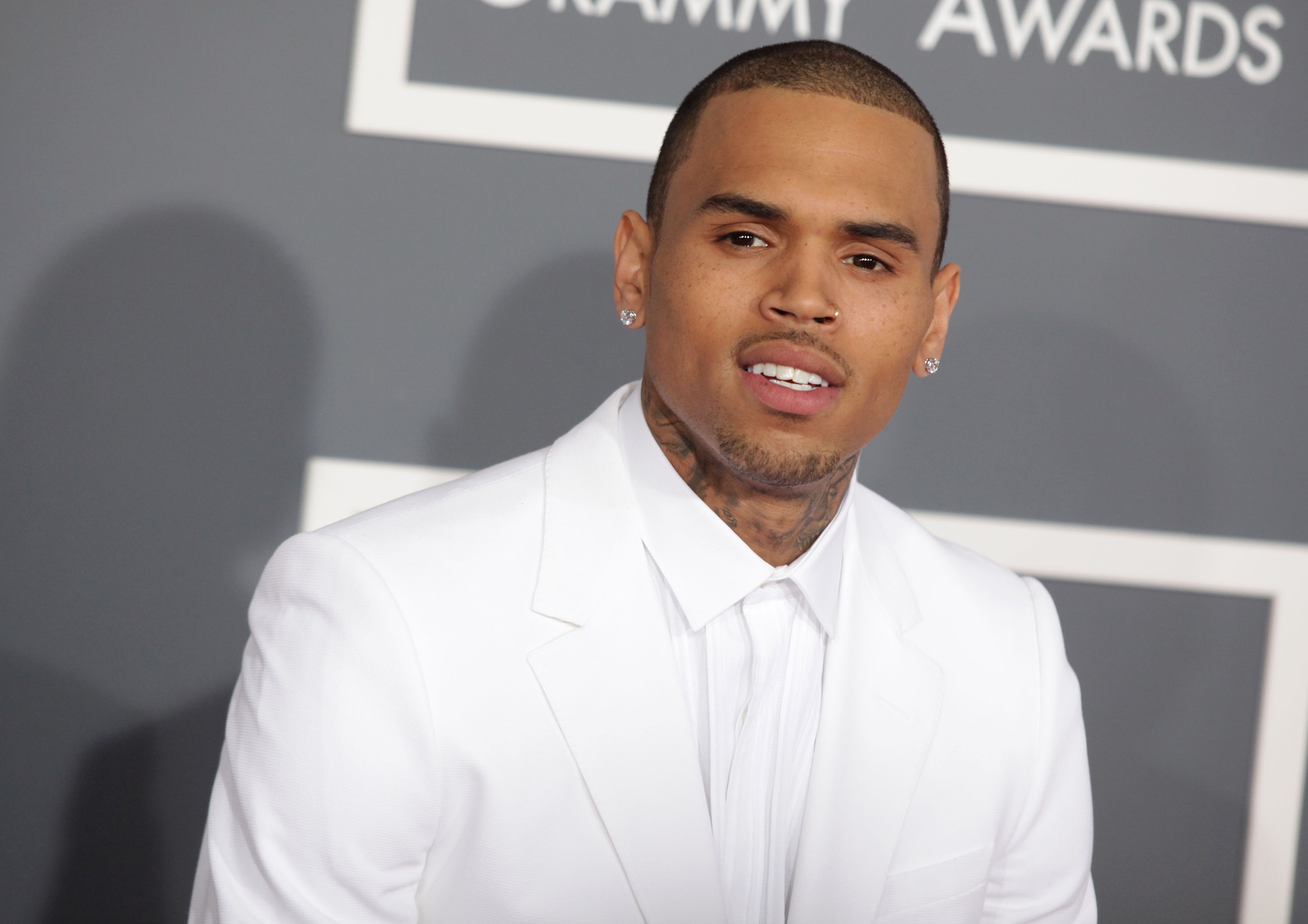 Cântăreţul Chris Brown a fost arestat și pus sub acuzare pentru agresiune şi vătămare corporală în Regatul Unit