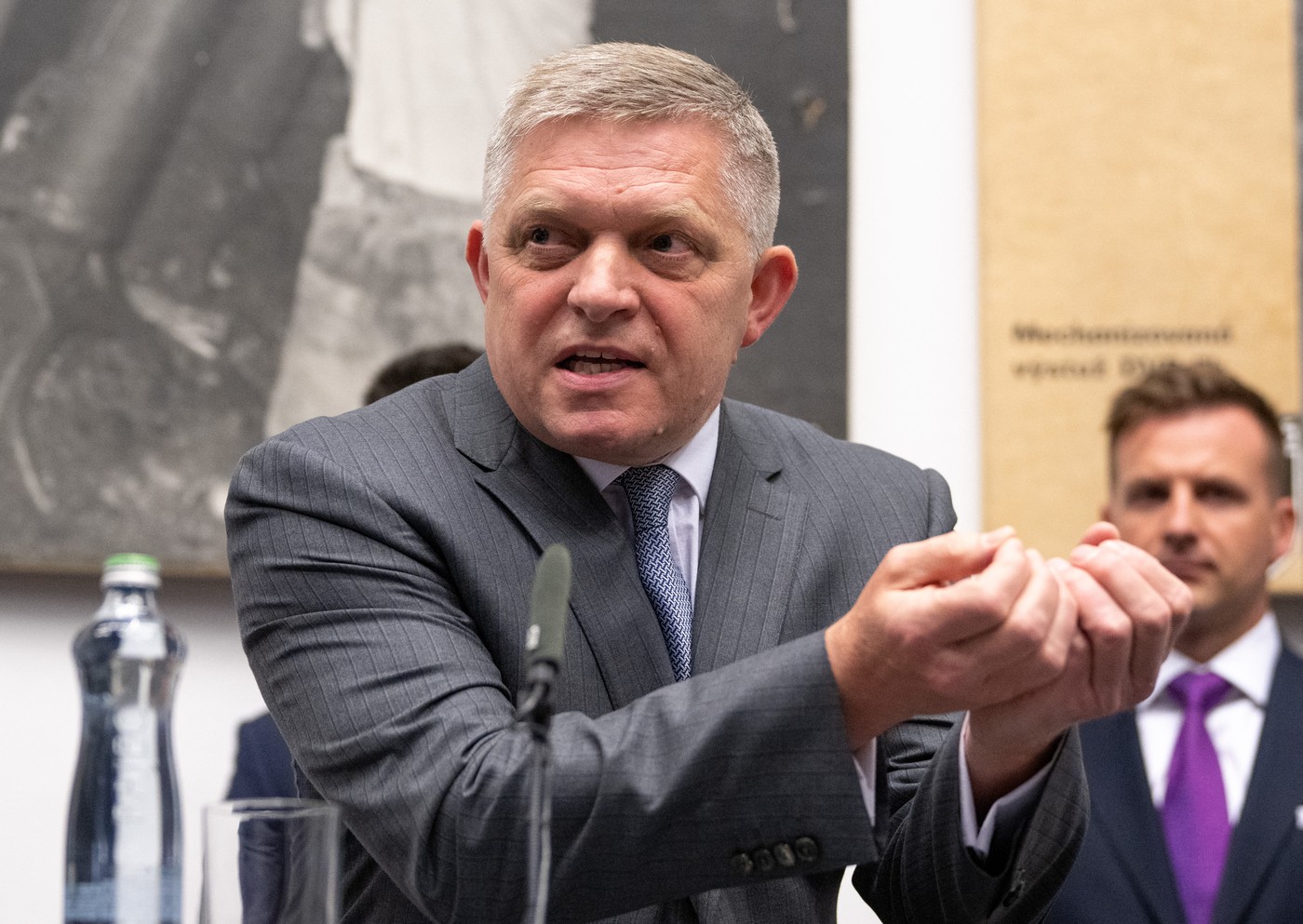 Premierul slovac Robert Fico a ținut o ședință de guvern în locul în care era să moară acum un an, când a fost împușcat