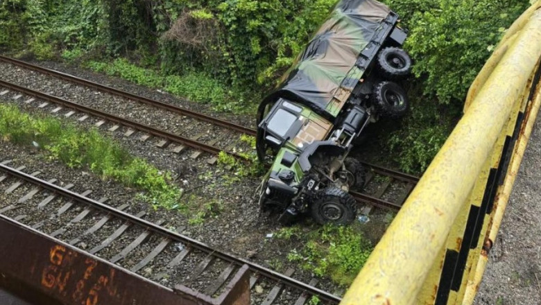 Un camion NATO s-a răsturnat de pe un pasaj rutier pe calea ferată, la intrarea în Călimăneşti. Doi militari francezi au fost răniți