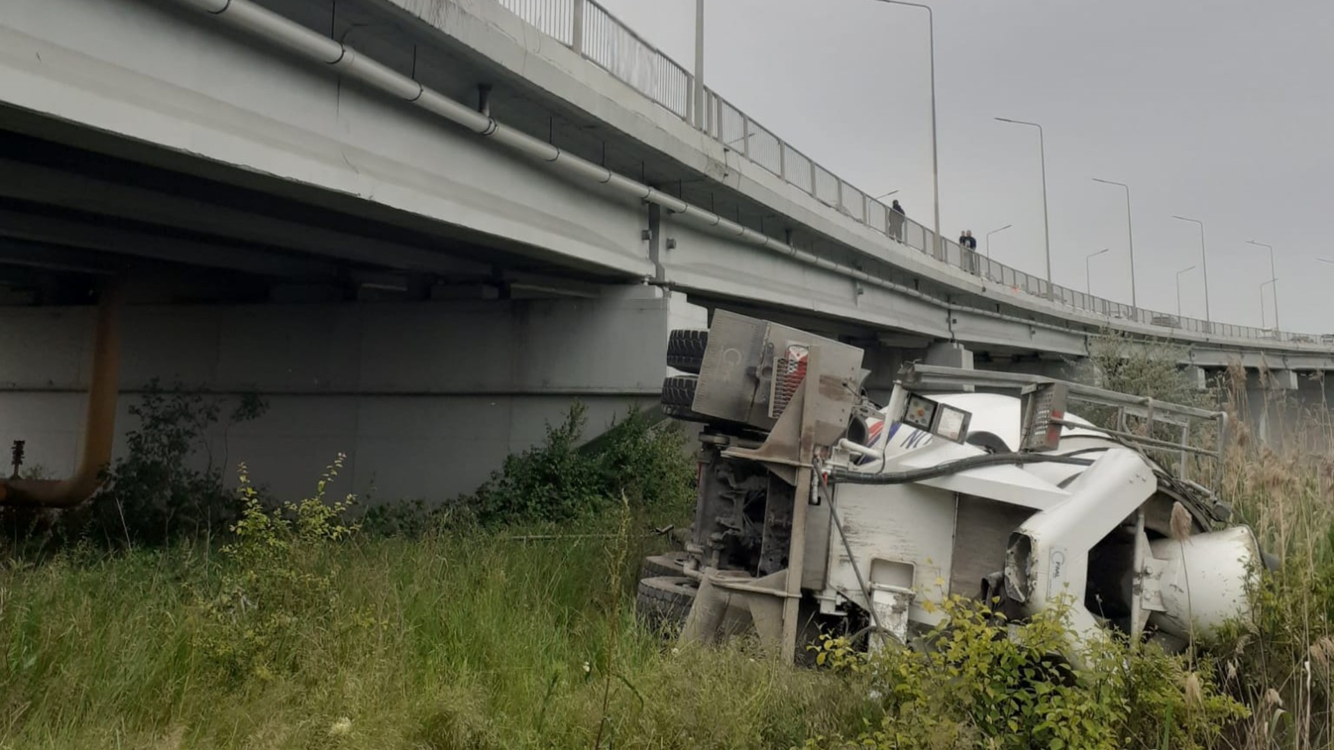 O betonieră s-a răsturnat de pe podul din Agigea, la intrarea în Portul Constanţa. Șoferul a fost preluat de elicopterul SMURD