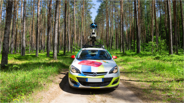 mașină Google Street View într-o pădure din Lituania