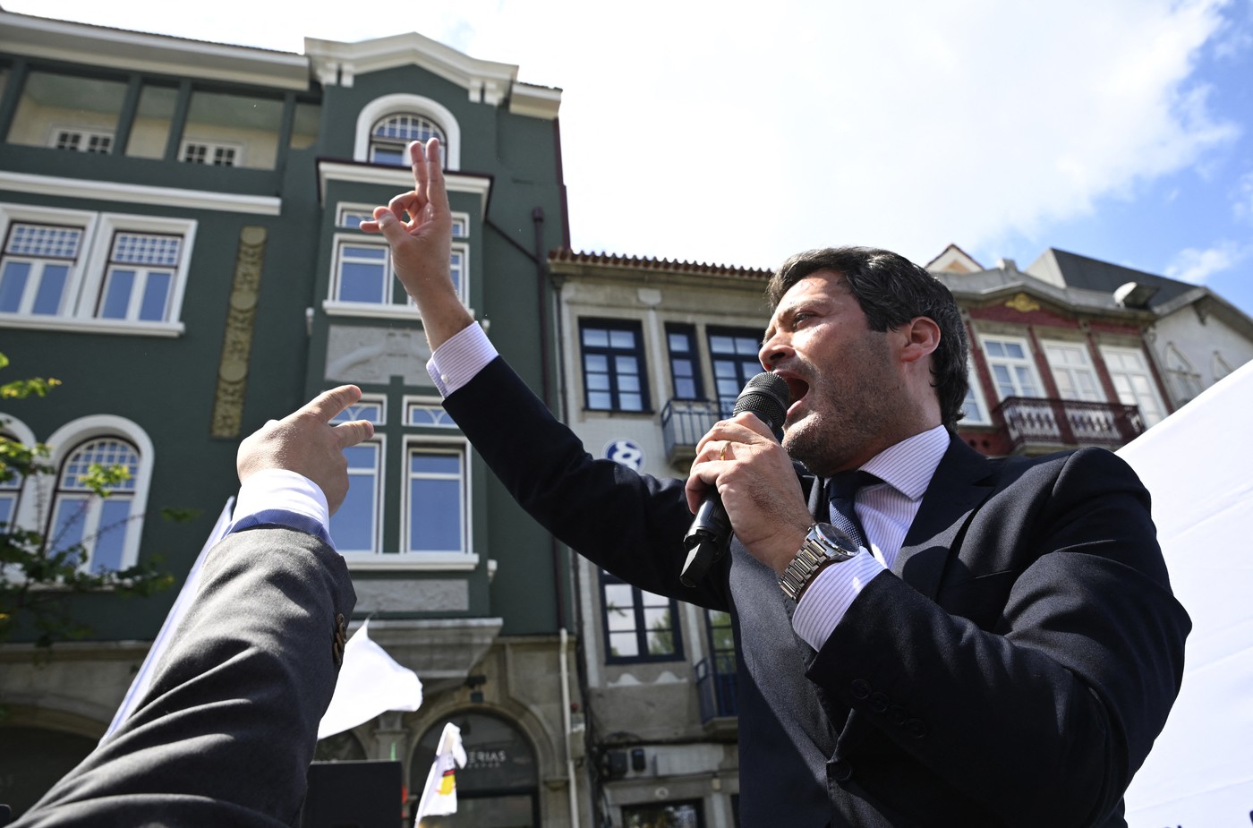 Problemele de stomac au oprit campania candidatului extremei drepte din Portugalia. Ce spun medicii