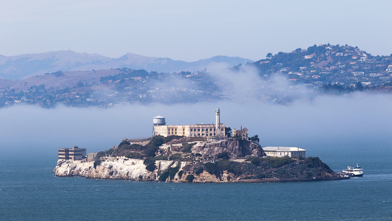 Misterul celei mai faimoase evadări din Alcatraz. Trei deținuți au scăpat de pe insula-fortăreață și nu au mai fost văzuți niciodată