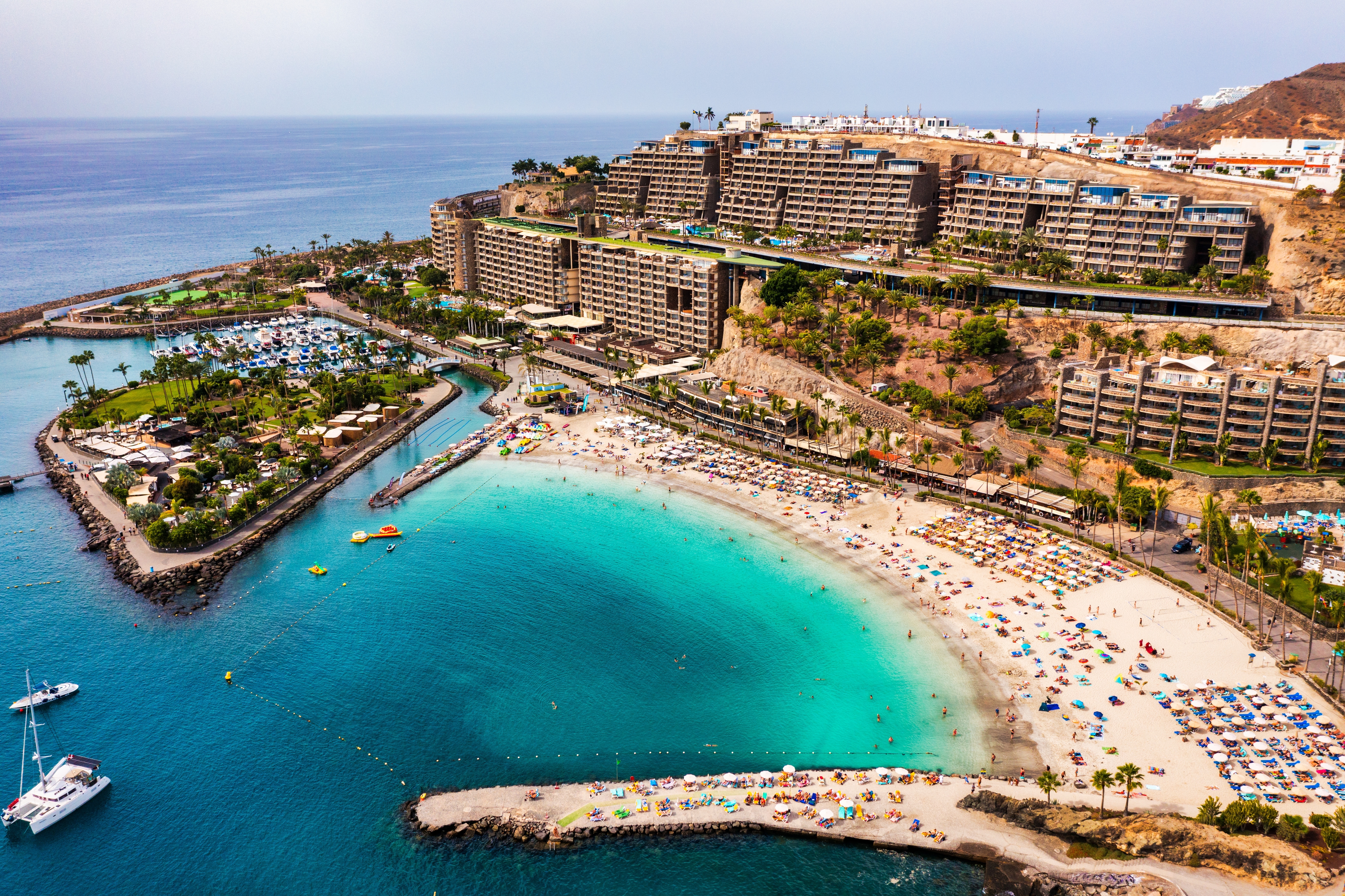Reguli stricte pentru turiștii din Gran Canaria: fără umbrele, gătit sau duș pe plajă. Amenzile ajung la 3.000 de euro