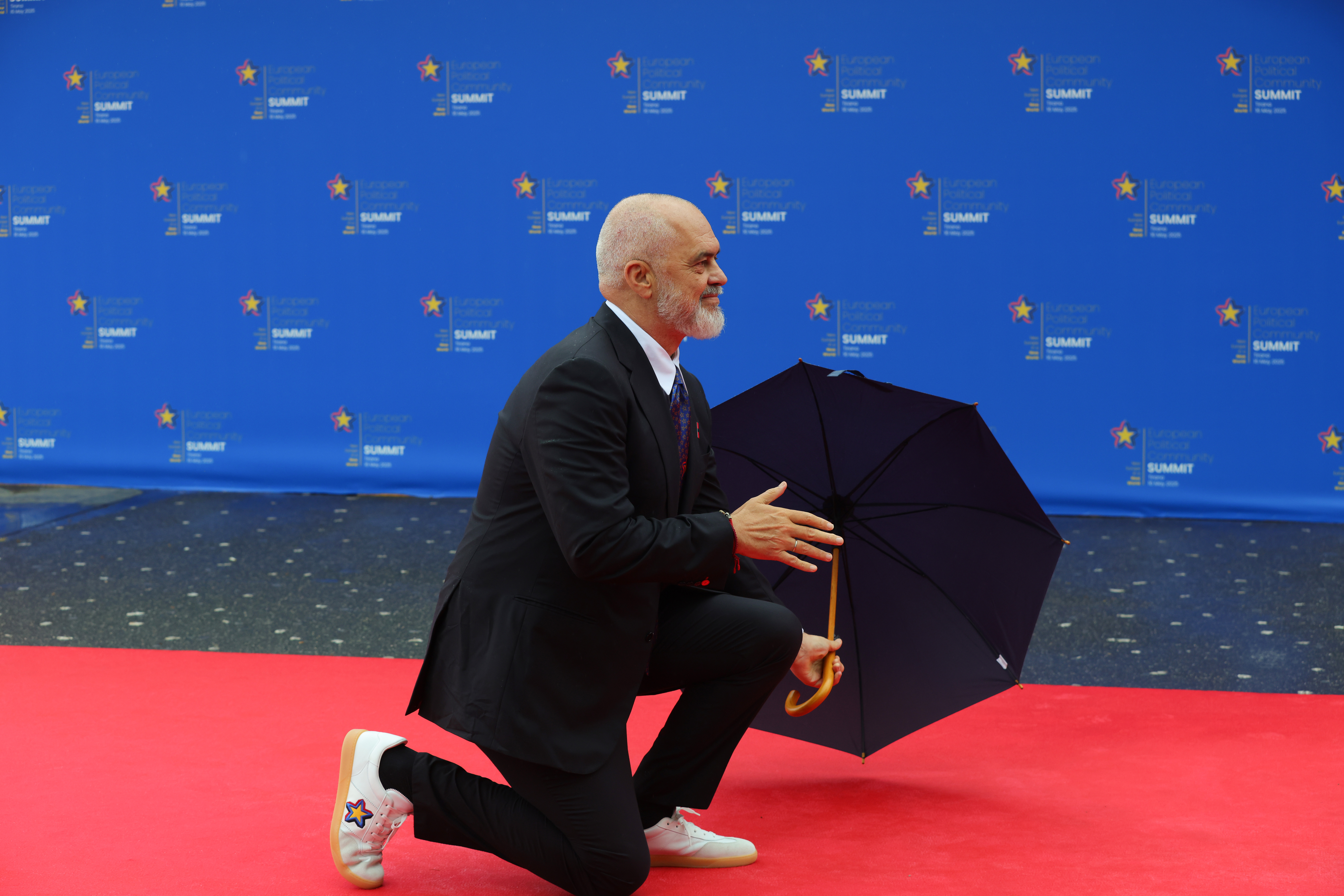 Premierul Albaniei a îngenunchiat în fața Giorgiei Meloni. Cum a explicat oficialul italian gestul omologului său