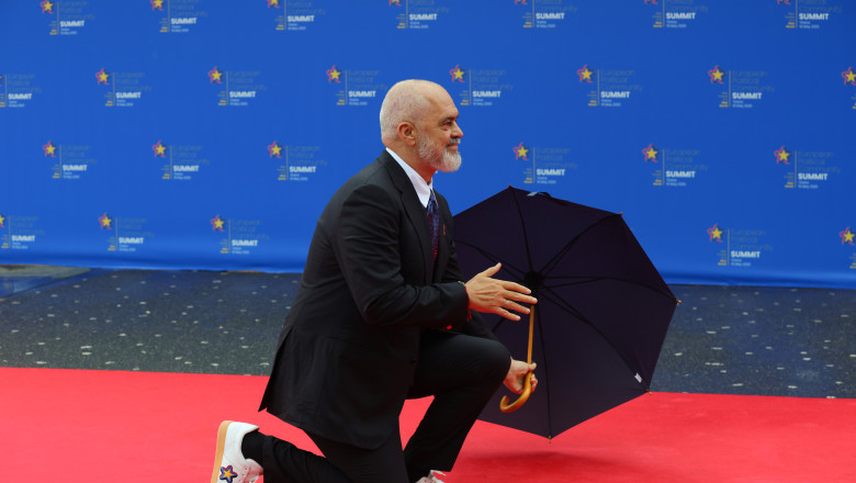 Premierul Albaniei a îngenunchiat în fața Giorgiei Meloni. Cum a explicat oficialul italian gestul omologului său