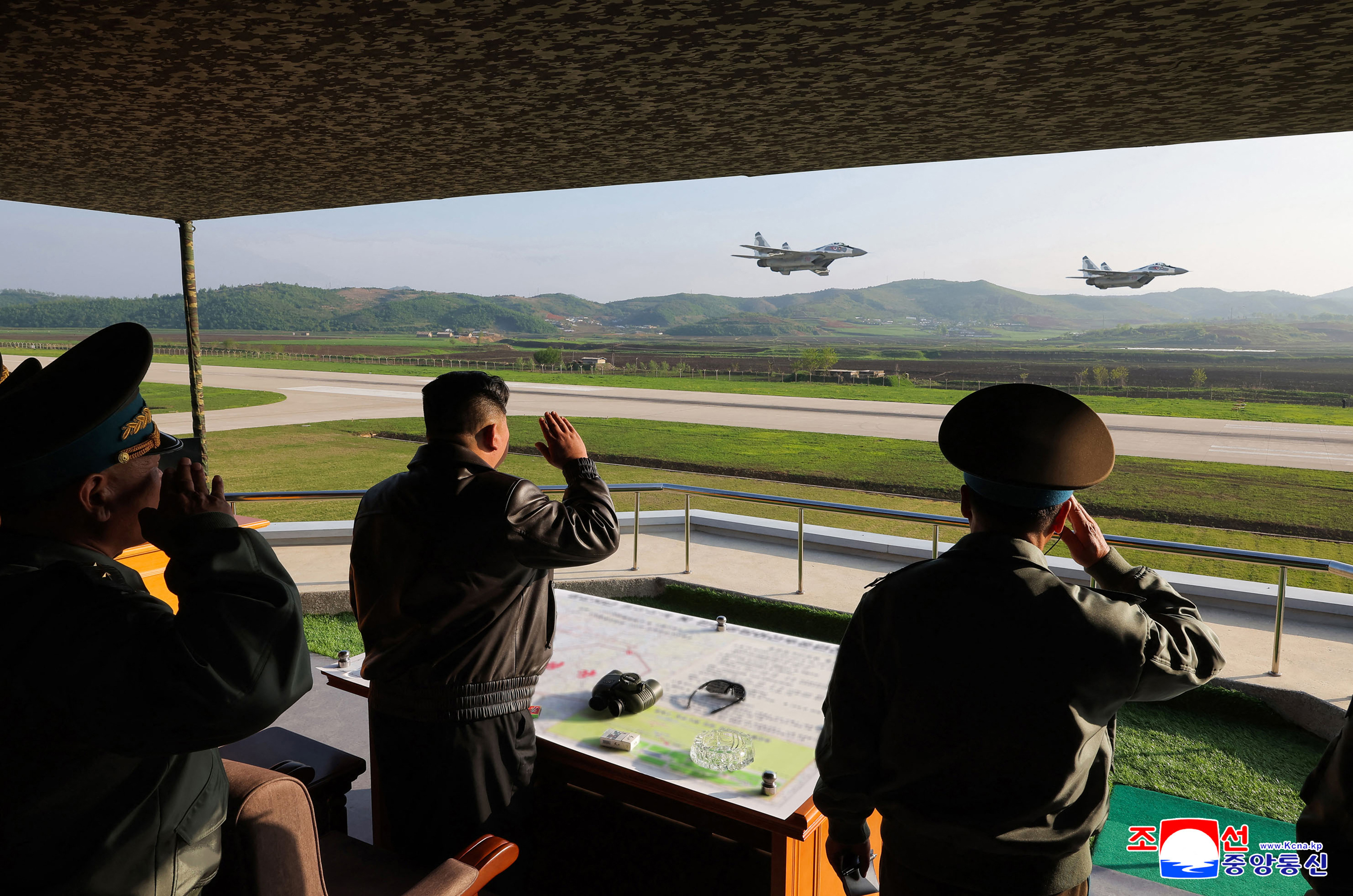 „Respectatul tovarăș” Kim Jong Un a vizitat o unitate de aviație din Coreea de Nord și a ghidat personal manevrele aeriene