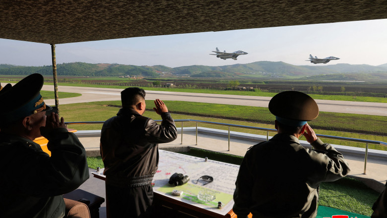 „Respectatul tovarăș” Kim Jong Un a vizitat o unitate de aviație din Coreea de Nord și a ghidat personal manevrele aeriene