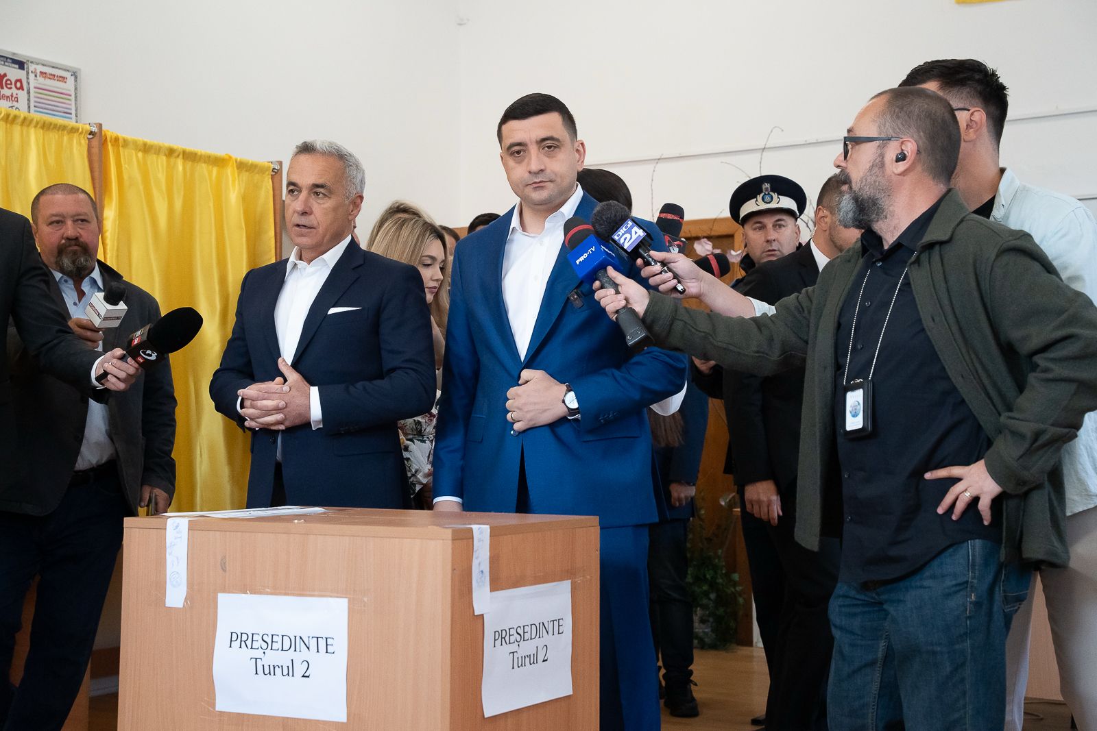 Călin Georgescu și George Simion, împreună la vot și în turul 2. Liderul AUR: „Am votat împotriva celor care ne desconsideră pe toţi”