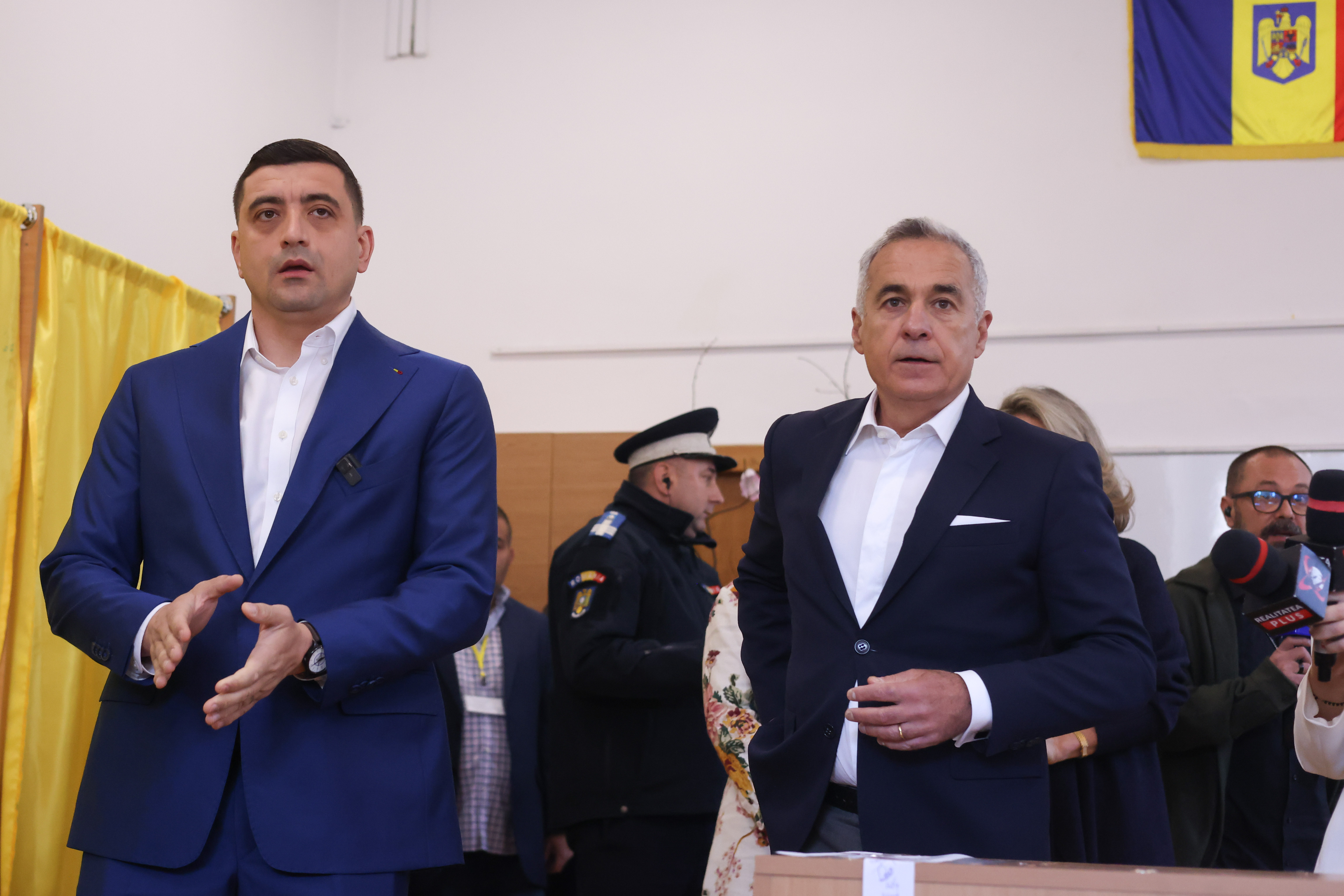 Explicațiile Poliției după ce George Simion și Călin Georgescu au fost dați afară din secția de votare