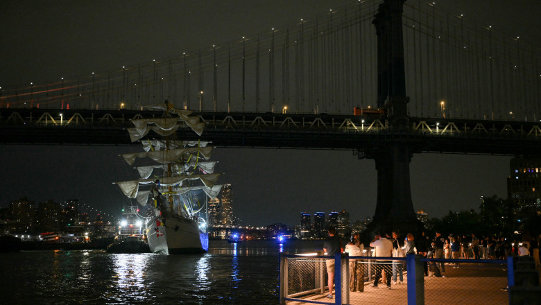 VIDEO  Doi morți, după ce un velier al Marinei mexicane a lovit podul Brooklyn din New York