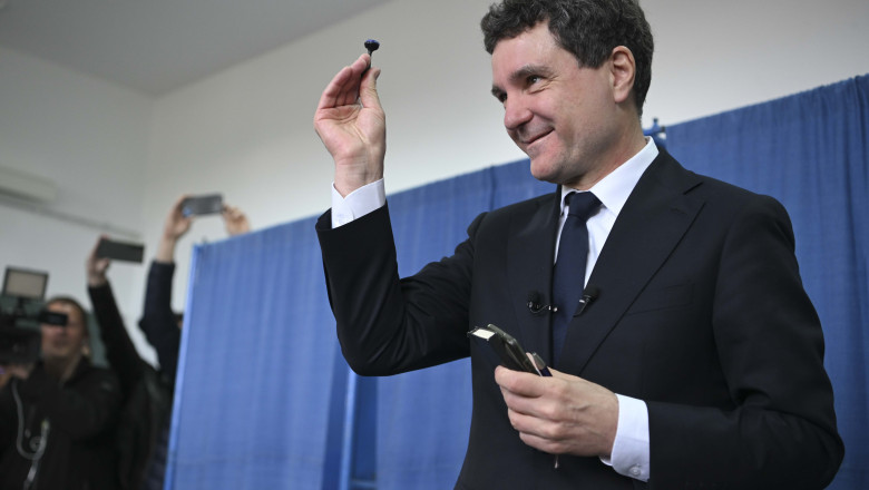 VIDEO  Nicușor Dan, de mână cu soția la vot: „E un punct de cotitură. Am votat pentru o direcție europeană, nu pentru izolarea României”