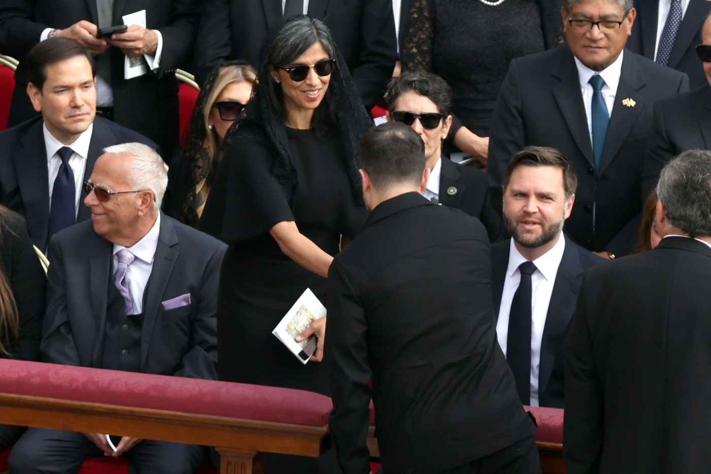 Volodimir Zelenski şi JD Vance și-au dat mâna la Vatican, la slujba inaugurală a pontificatului lui Leon al XIV-lea