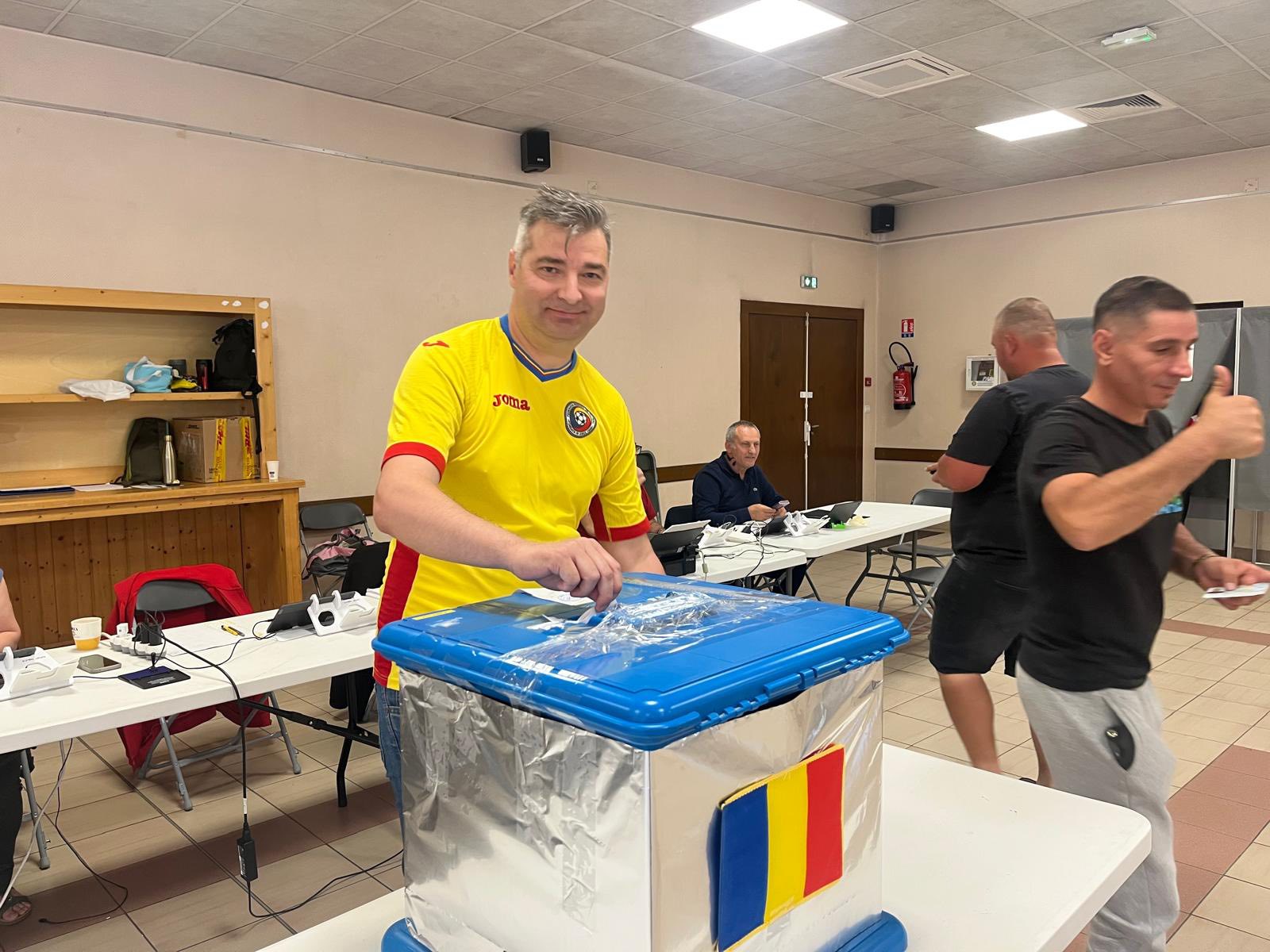 Un român din diaspora susține că a fost atacat de mai mulți conaționali la o secție de vot în Franța. „Am fost lovit, scuipat, înjurat”