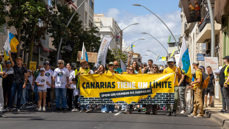 GALERIE FOTO  Mii de spanioli au protestat împotriva turismului excesiv în Insulele Canare. „Este un colaps total”