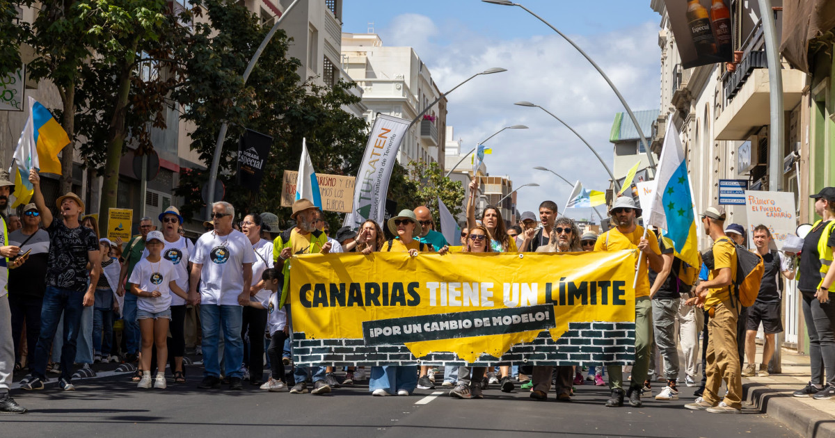 Mii de spanioli au protestat împotriva turismului excesiv în Insulele Canare. Este un colaps total|EpicNews