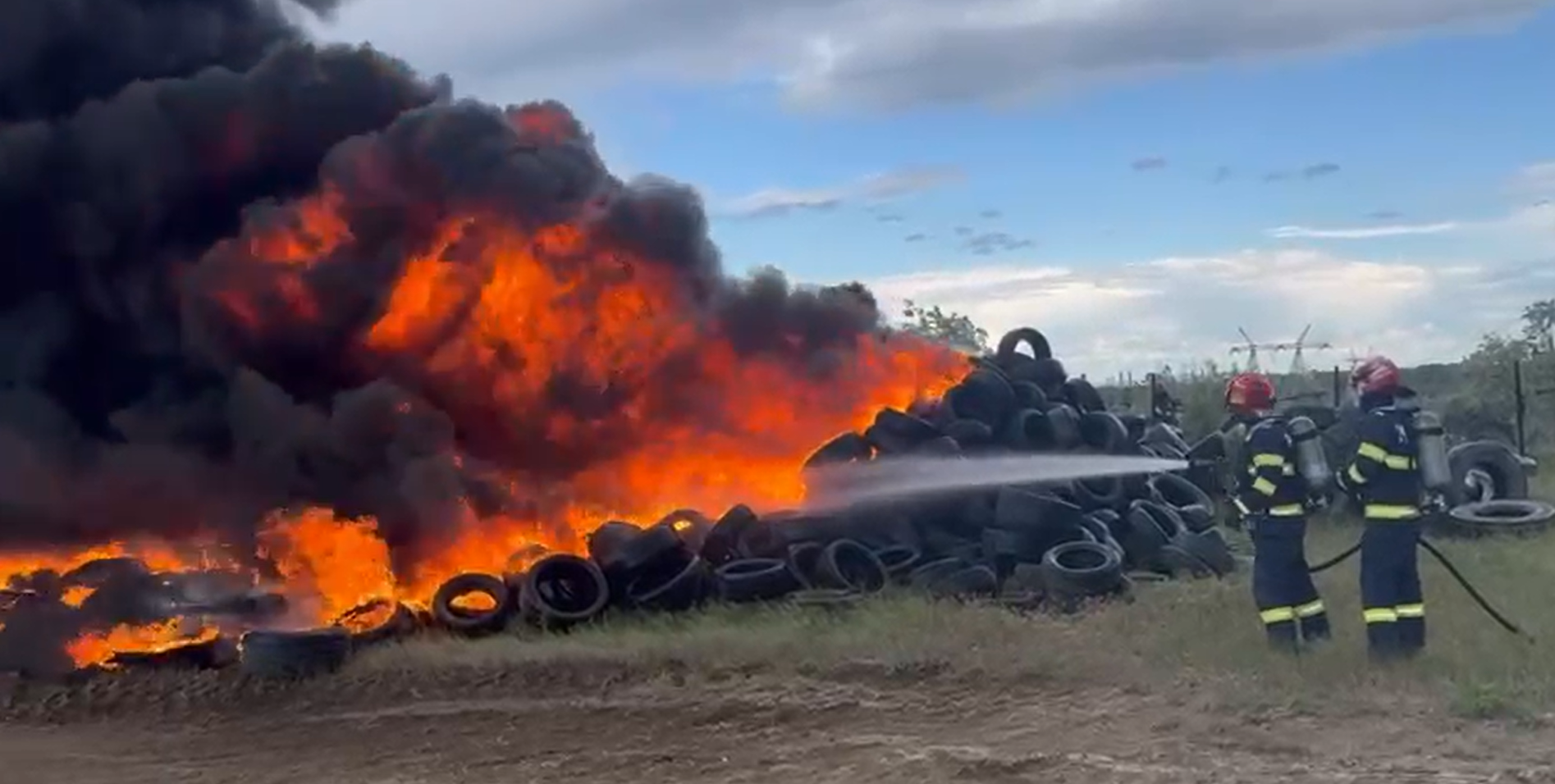 Incendiu puternic în Galaţi: 500 de anvelope cuprinse de flăcări. A fost emis mesaj RO-Alert din cauza fumului dens