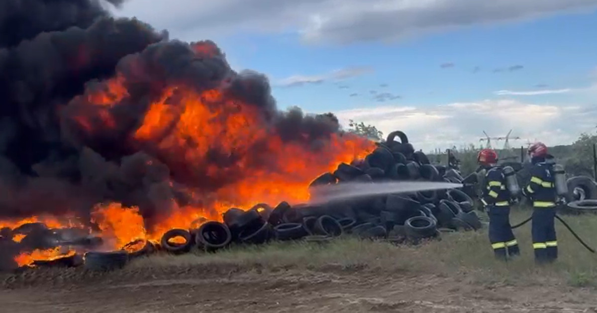 Incendiu puternic în Galaţi: 500 de anvelope cuprinse de flăcări. A fost emis mesaj RO-Alert din cauza fumului dens|EpicNews