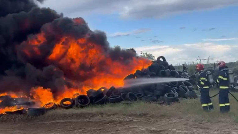 Incendiu puternic în Galaţi: 500 de anvelope cuprinse de flăcări. A fost emis mesaj RO-Alert din cauza fumului dens