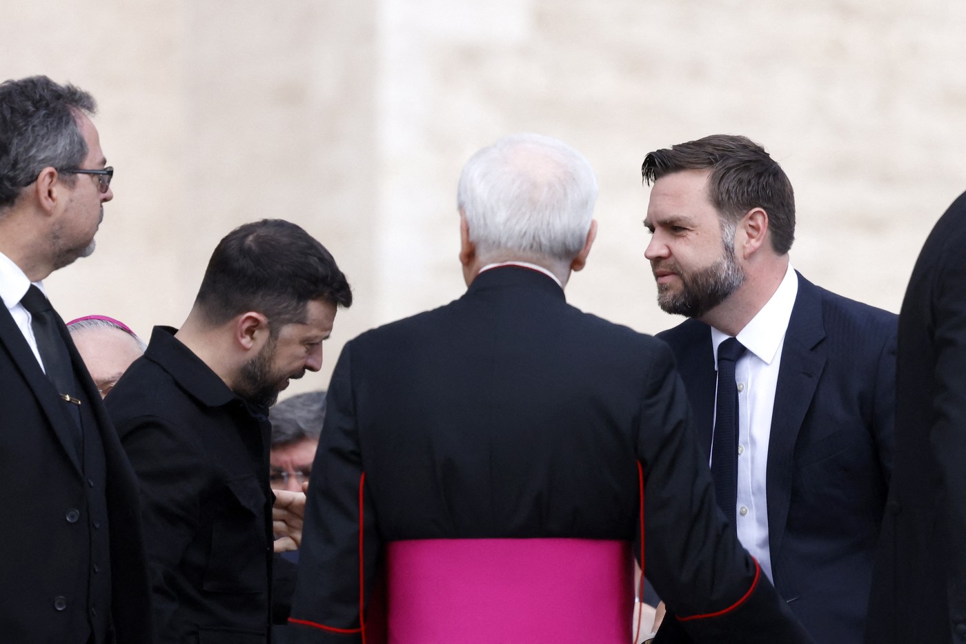 JD Vance se întâlnește la Roma cu Volodimir Zelenski. Este prima întrevedere după cearta din Biroul Oval, în februarie