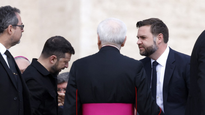 JD Vance se întâlnește la Roma cu Volodimir Zelenski. Este prima întrevedere după cearta din Biroul Oval, în februarie