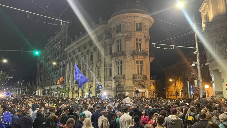 Sute de oameni au ieșit în centrul Capitalei, pentru a sărbători victoria lui Nicuşor Dan la alegerile prezidențiale