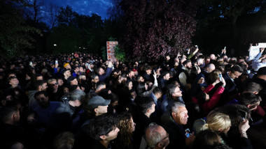 oameni sarbatoresc victoria lui nicusor dan