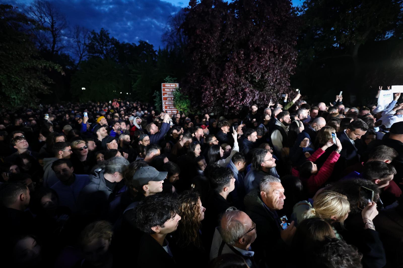 Sute de oameni au ieșit în centrul Capitalei, pentru a sărbători victoria lui Nicuşor Dan la alegerile prezidențiale