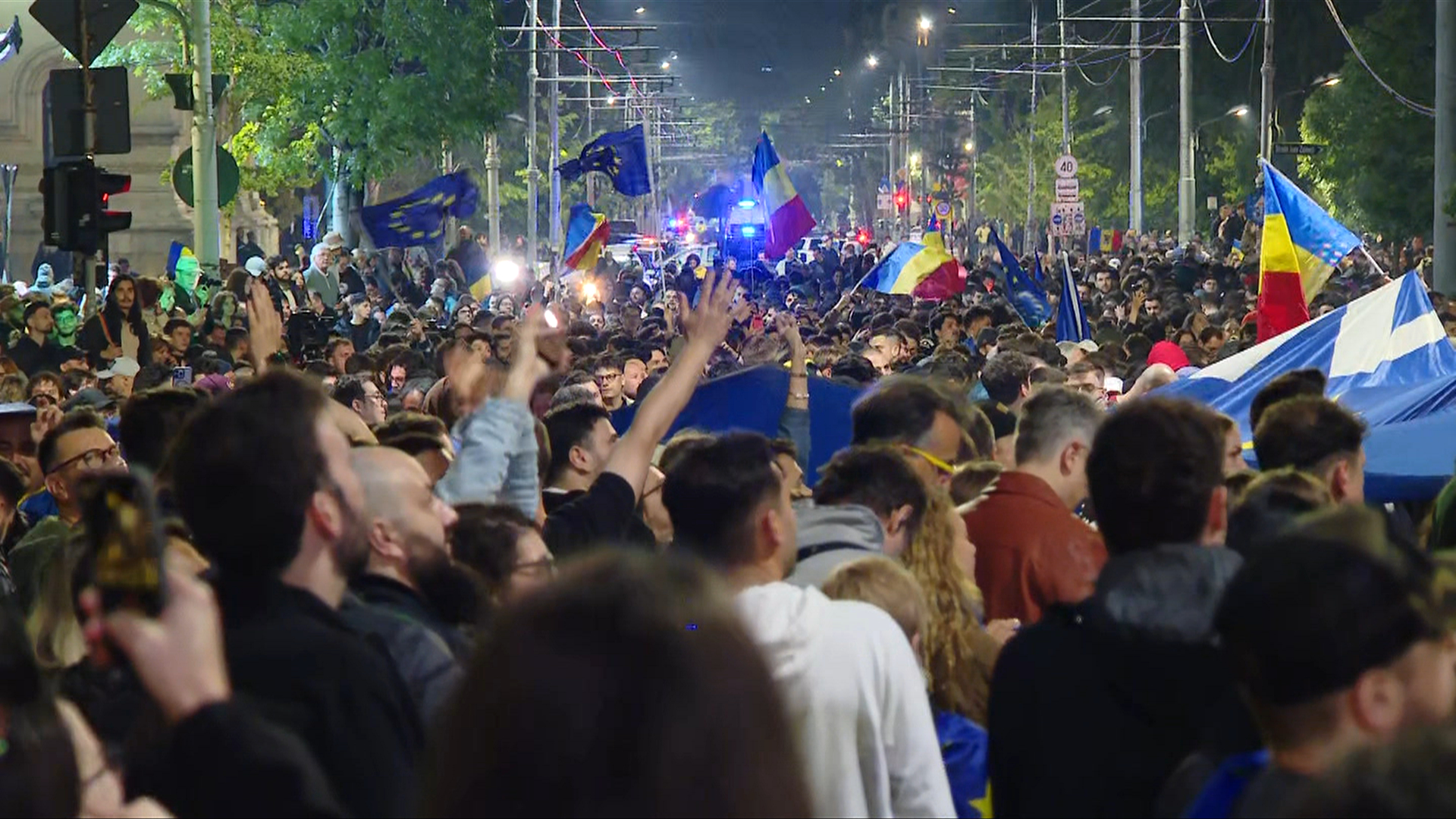 Mii de oameni au ieșit în centrul Capitalei, pentru a sărbători victoria lui Nicuşor Dan la alegerile prezidențiale